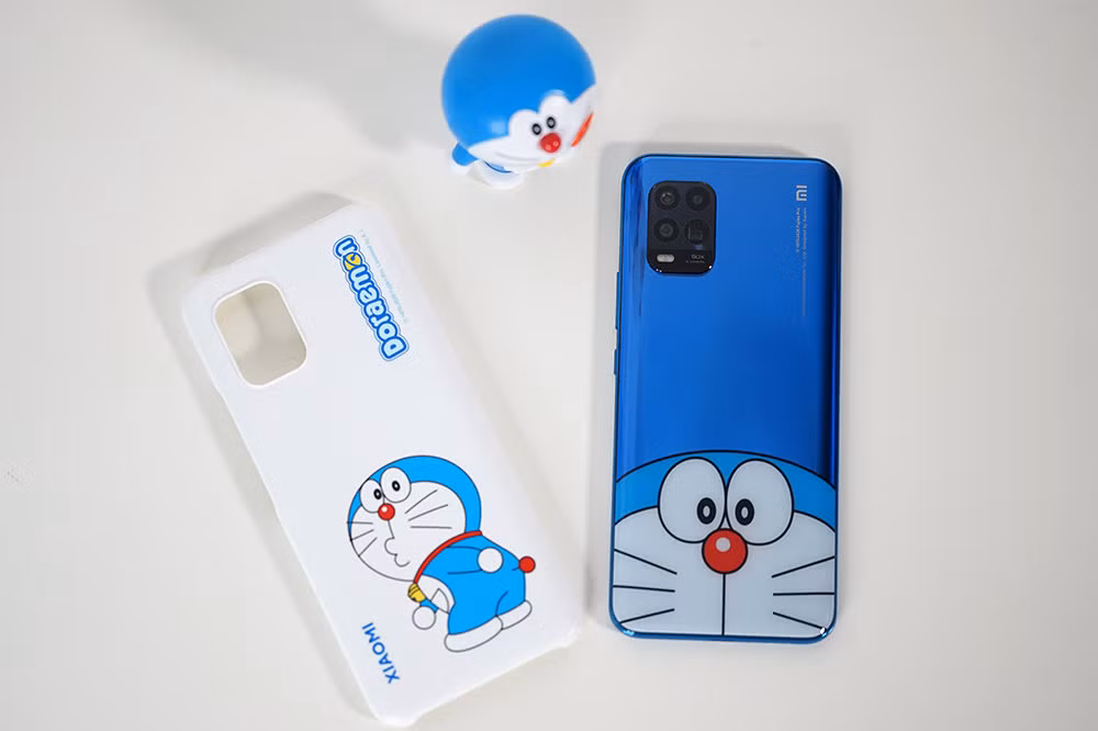 Mi 10 Youth được cài đặt sẵn một bộ giao diện đặc biệt lấy chủ đề về mèo máy Doraemon, các biểu tượng ứng dụng, font chữ hay nhạc chuông cũng đều được tùy chỉnh để phù hợp với phong cách của Doraemon.