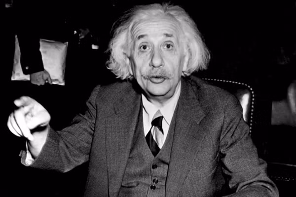 Không danh sách nào về những thói quen kỳ lạ của Einstein không đề cập tới sự cáu giận của ông đối với những đôi tất. "Khi anh còn trẻ, anh phát hiện ngón chân cái của mình luôn để lại một lỗ thủng trên tất. Vì thế anh ngừng đi tất", Einstein viết trong một bức thư gửi cho em họ và sau này là vợ ông, Elsa.