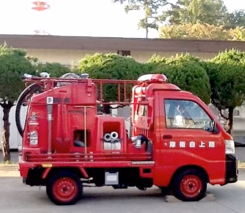 Xe cứu hỏa siêu nhỏ để có thể di chuyển vào những con đường siêu nhỏ.