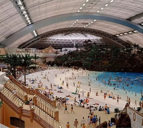 Seagaia Ocean Dome, bãi biển trong nhà lớn nhất thế giới, tại thành phố Miyazaki, Nhật Bản.