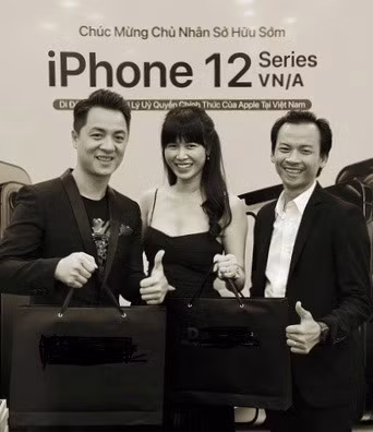 Vợ chồng ca sĩ Đăng Khôi rạng rỡ cầm trên tay sản phẩm iPhone thế hệ mới.