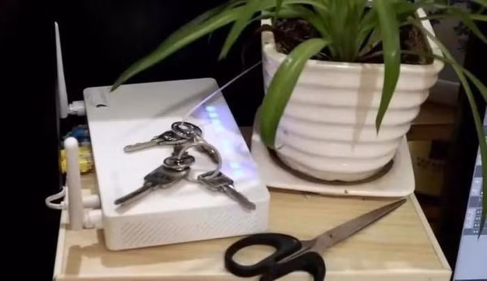 Đặt đồ vật kim loại gần bộ phát WiFi sẽ cản trở tín hiệu khiến tốc độ WiFi giảm.