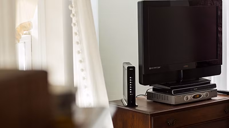 Không nên để bộ phát WiFi ở gần tivi hay các thiết bị điện tử khác vì đó có thể là nguyên nhân gây cản trở đến cường độ tín hiệu sóng của WiFi.