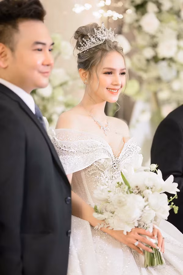 Nhan sắc xinh đẹp hút hồn khiến fan hâm mộ chỉ biết ngẩn ngơ thán phục.