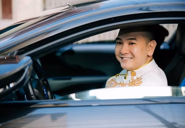 Xemesis trẻ trung trong bộ lễ phục dù hơn vợ tới 13 tuổi.