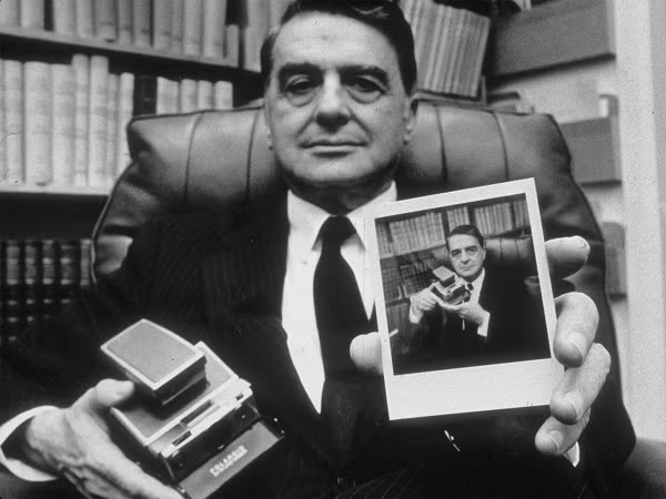 2. Edwin Land là người đã hoàn thiện mọi kỹ thuật xoay quanh nhiếp ảnh nhờ những phát minh thiên tài của mình.