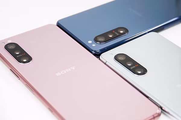 Máy dùng chip Snapdragon 865, pin 4.000mAh, RAM 8GB, bộ nhớ 128GB hỗ trợ thẻ nhớ ngoài, màn hình 120Hz, cụm camera 3 ống kính, chống bụi chống nước IP68, jack tai nghe 3.5mm.