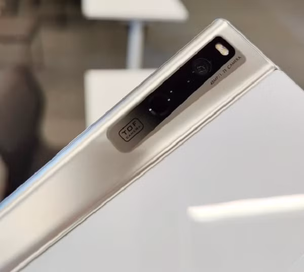 OPPO X 2021 khi mở rộng ở màn hình tối đa sẽ hiện ra một đường chéo vô cùng bắt mắt như thế này, chia máy làm hai phần riêng biệt với cụm camera một bên và thân máy ở bên còn lại.