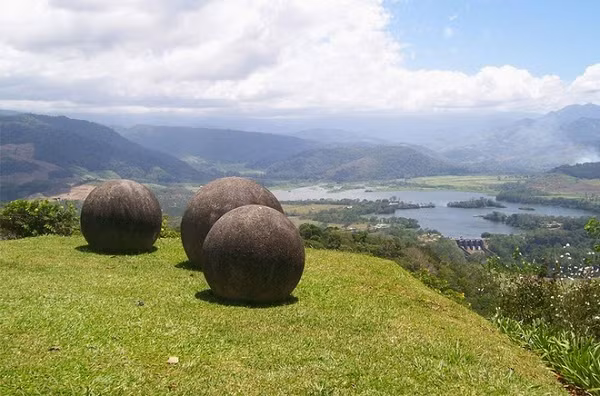 Đến nay, vẫn chưa có một giải thích nào về nguồn gốc và sự tồn tại của chúng. Liệu đây có phải là biểu tượng cho các thiên thể đã được một nền văn minh cổ xưa nào đó quan sát và "ghi lại" dưới dạng khối cầu hay một cách đánh dấu vùng lãnh thổ của các bộ lạc hay không?