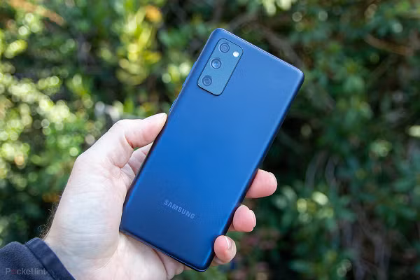 Có thể nói, đây chính là chiếc smartphone có thiết kế đẹp bậc nhất hiện nay có mức giá dao động từ 13,5 triệu.