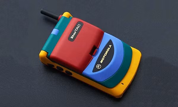 Điện thoại Motorola StarTac Rainbow có ngoại hình giống như một món đồ chơi của trẻ em nhiều màu sắc. Bên cạnh đó, chất liệu bằng nhựa cùng sự phối màu bất hợp lí khiến nó trở nên "rẻ tiền" trong mắt người dùng.