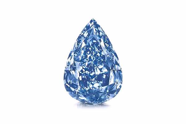 Winston Blue là một chiếc nhẫn có viên kim cương xanh hình giọt lệ và hai viên kim cương trắng trang trí ở hai bên, đây là viên kim cương xanh lam sống động hoàn mỹ lớn nhất có giá trị lên tới 23,2 triệu USD.
