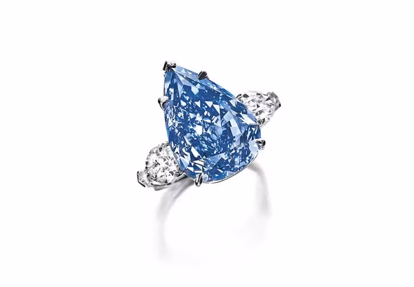 Ở hai bên của nó là một viên kim cương hình quả lê, nặng lần lượt là 1,00 và 0,96 carat. Đây là một trong những viên kim cương hoàn mỹ nhất từng được bán bởi Christie’s, với vẽ đẹp hoàn toàn tinh khiết cả bên trong lẫn bên ngoài.