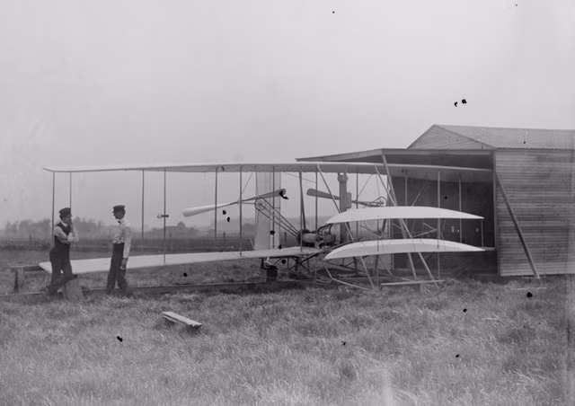Anh em nhà Wright là hai anh em người Mỹ gồm Orville Wright và Wilbur Wright, là những người đầu tiên thử nghiệm thành công cho máy bay bay được. Chuyến bay đầu tiên trong lịch sử nhân loại được thực hiện vào ngày 17/12/1903 tại đồi Kill Devil,
