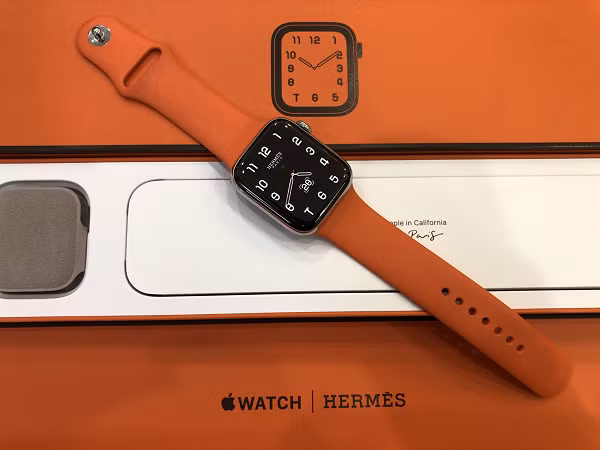 Một tính năng hoàn toàn mới khác của Watch Series là khả năng đo độ cao 24/7 (mà Apple gọi là Always-On Altimeter), tính năng này cho phép đo lường chính xác hơn nếu người đeo có bất cứ xê dịch nào về độ cao – cụ thể là trong phạm vi 0.3 mét.