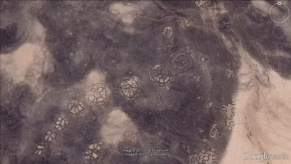 Những "bánh xe" bằng đá được tìm thấy trên ốc đảo Azraq của Jordan ở Trung Đông, có niên đại khoảng 8.500 năm, cổ xưa hơn những hình vẽ nổi tiếng tại Nazca của Peru, Nam Mỹ.