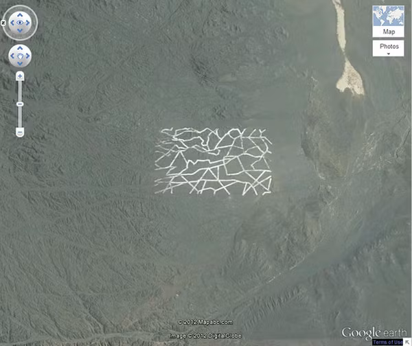 Toàn bộ khối kiến trúc hoa văn bí ẩn này trong sa mạc Gobi tại Mông Cổ có chiều dài 1,8 km và rộng 1 km. Đây có thể là một căn cứ quân sự mật với những khối nhà được sử dụng vào nhiều công năng khác nhau như khu thử vũ khí, radar hoặc thậm chí là những khu thử nghiệm các vệ tinh do thám.