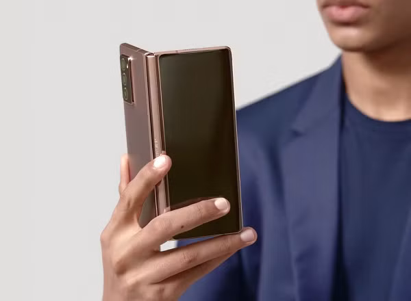 Galaxy Z Fold 2 có tổng cộng 5 camera, bao gồm cụm ba camera sau, hai camera phụ hỗ trợ Selfie và Video Call. Cấu hình máy mạnh mẽ với Snapdragon 865+ bộ nhớ RAM 12GB chuẩn LPDDR5, bộ nhớ trong 256 GB tốc độ UFS 3.1. Dung lượng pin 4.500 mAh hỗ trợ sạc nhanh 25W.