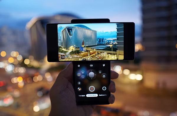 LG Wing có camera chính 64 MP, camera phụ 13 MP Ultra Wide. Máy ảnh mặt trước có độ phân giải lên đến 32 MP.