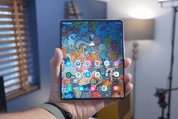 Siêu phẩm từ Samsung vượt lên trên mọi smartphone cao cấp khác khi kết hợp hài hòa giữa trang bị tân tiến nhất như kết nối 5G, cấu hình thuộc top đầu và kiểu dáng gập mở đầy tính công nghệ tạo nên bởi thiết kế tràn viền Infinity-O áp dụng ở cả màn hình chính, phụ, cùng cơ cấu bản lề cực kỳ tinh xảo.