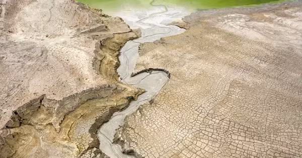 Vùng đất khô cằn bao lấy một hồ chứa phụ phẩm khai khoáng.