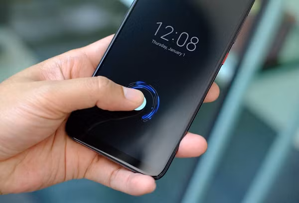 6. Cảm biến vân tay (và các sinh trắc học khác): Kể từ sau khi tính năng quét vân tay trên iphone 5s ra đời, sức ảnh hưởng của nó lớn đến nỗi suốt từ đó trở về sau công nghệ quét vân tay đã trở thành vấn đề gần như tiêu chuẩn trên điện thoại, máy tính bảng và thậm chí là số lượng máy tính ngày càng tăng.