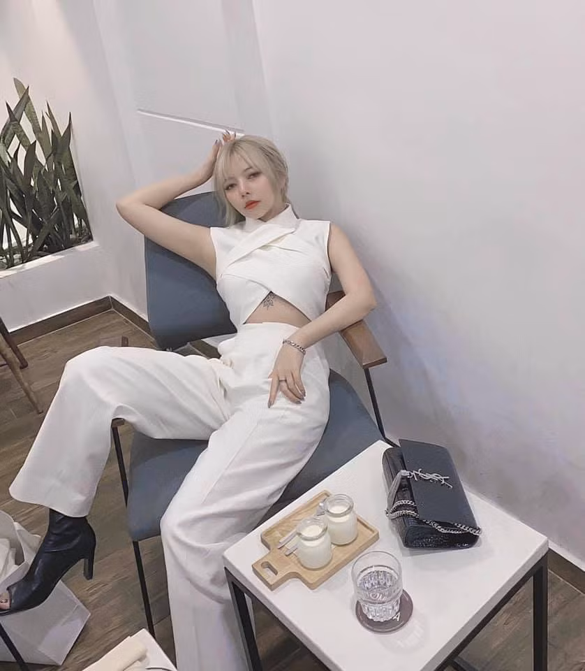 Ohsusu sở hữu vẻ đẹp sắc sảo với thần thái ngút ngàn khá giống các Idol Hàn Quốc.