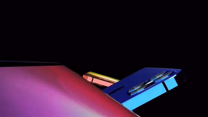 Ngoài iPhone 13, trong video còn xuất hiện mẫu thiết kế được gọi là iPhone 13 Pro, phiên bản này vẫn có thiết kế tương tự như thế hệ iPhone 12.