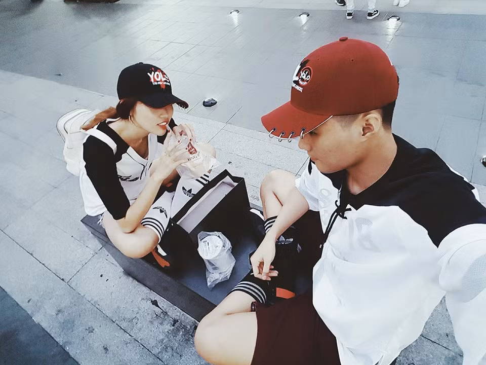 Khoảnh khắc bình dị nhưng đầy hạnh phúc này không hiếm gặp trên trang cá nhân của cả Quang Hùng và Quỳnh Châu.
