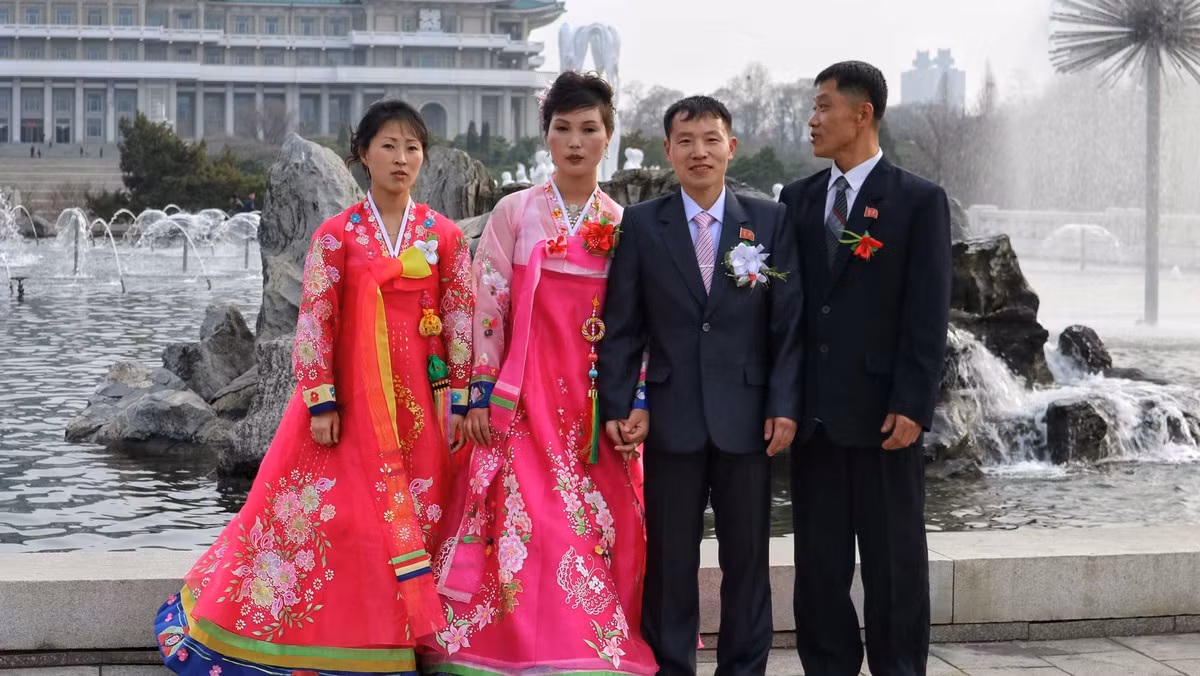 Trong lúc cùng các thành viên trong đoàn nghỉ chân tại một công viên ở Bình Nhưỡng, Drew Binsky chụp được tấm hình hai cặp đôi sắp cưới đi chụp ảnh cưới.
