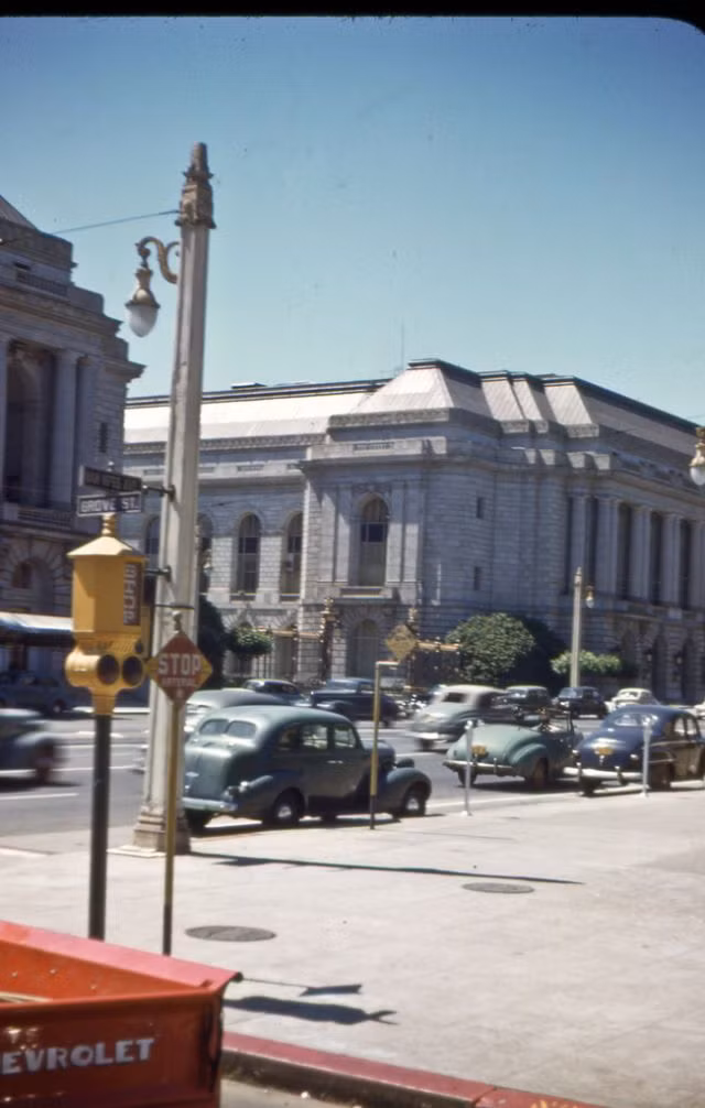 Quang cảnh đường phố phía bên ngoài tòa nhà thị chính thành phố San Francisco, ngay từ những năm 1940 đây đã là một thành phố sầm uất của nước Mỹ.