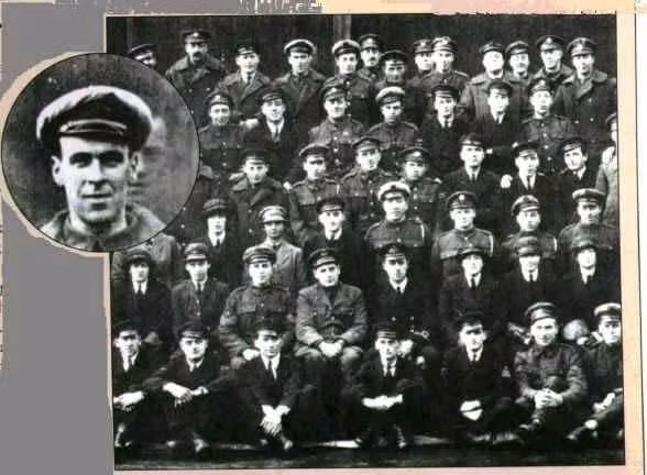 Bức ảnh chụp phi đội không quân của Hoàng gia Anh vào năm 1919. Sĩ quan về hưu Victor Goddard công bố bức ảnh này vào năm 1975. Khi xem ảnh, nhiều người chú ý đến người đứng hàng cuối cùng, thứ tư từ trái sang. Đó là là Freddy Jackson - một thành viên khác trong phi đội bay này. Tuy nhiên, điều bí ẩn là ngày chụp bức ảnh cũng chính là ngày tổ chức đám tang cho Freddy. Freddy qua đời trước đó 2 ngày.