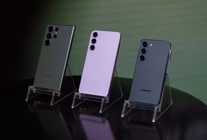 Tiếp đến, Galaxy S23 Ultra là smartphone đầu tiên sử dụng mặt kính Corning Gorilla Glass Victus 2 của Corning giúp bảo vệ mặt trước và mặt sau tốt hơn khỏi trầy xước.