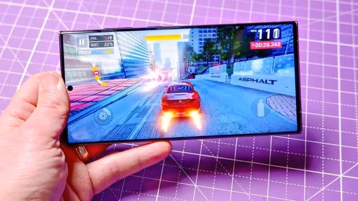 Galaxy S23 Ultra sở hữu màn hình QHD OLED 6,8 inch với độ phân giải 3088 x 1400 pixel và độ sáng tối đa 1.750 nit, tốc độ làm mới thích ứng 1 - 120Hz. Do đó, đây là một trong những màn hình tốt nhất trên thị trường smartphone hiện nay.