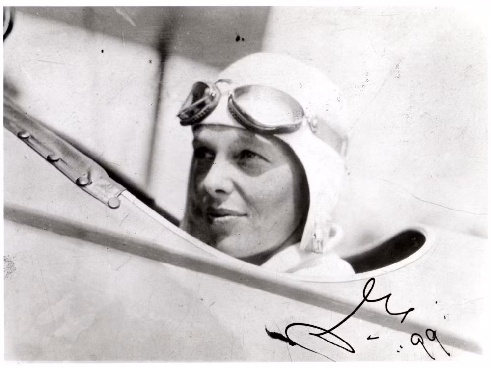 Một giả thuyết khác cho rằng, Amelia Earhart và hoa tiêu đã rơi xuống gần rạn san hô xung quanh vùng Nikumaroro. Tuy nhiên, vụ tai nạn khá nghiêm trọng khiến họ bị thương nặng và qua đời do không may mắn gặp được người giải cứu.