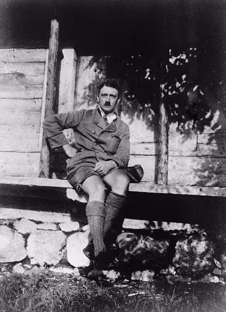 Bộ ria mép huyền thoại được Hitler để suốt nhiều năm và trở thành một trong những đặc điểm nổi bật của y.