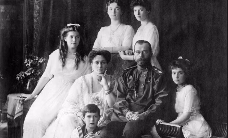 Trong suốt nhiều năm, số phận của Sa hoàng Nicholas II cùng hoàng hậu Alexandra, hoàng tử Alexei và 4 công chúa Olga, Tatiana, Maria và Anastasia trở thành đồn đoán này. Nguyên do là bởi 7 người trong gia đình Sa hoàng cuối cùng của Nga bị quản thúc trong thời gian từ năm 1917 - 1918 sau khi thoái vị.