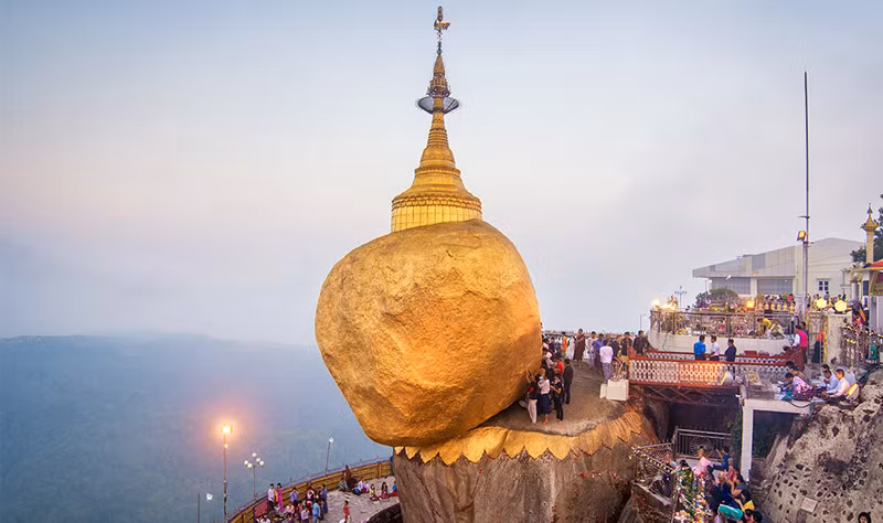 Chùa Kyaiktiyo là địa điểm Phật giáo nổi tiếng ở Myanmar. Khi ghé thăm ngôi chùa nằm trên đỉnh núi Kyaikhtiyo với độ cao 1000m so với mực nước biển, các Phật tử cũng như du khách không khỏi bất ngờ, tò mò khi nhìn thấy một tảng đá dát vàng nằm trên rìa vách đá trông giống như sắp lăn xuống phía dưới.