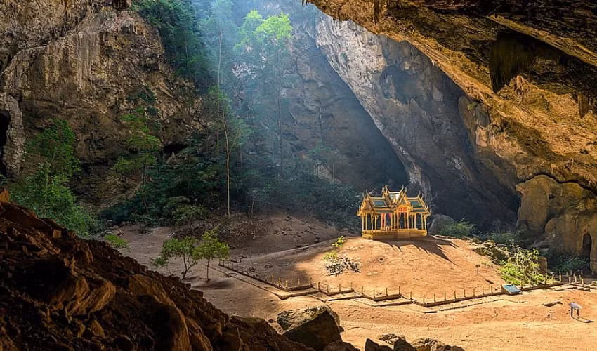 Hang Phraya Nakhon nằm trong Vườn quốc gia Khao Sam Roi Yot, thuộc tỉnh Prachuap Khiri Khan, Thái Lan là một trong những địa điểm gây tò mò nhất ở châu Á. Theo các nhà nghiên cứu, hang được phát hiện vào khoảng 200 năm trước. Khi ấy, một người dân địa phương đi lạc tới hang Phraya Nakhon sau khi phải bỏ lại thuyền và dạt vào bờ biển vì bão lớn.