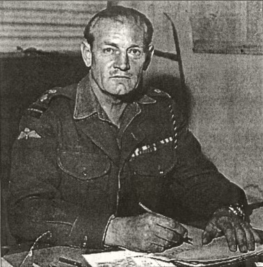 John Malcolm Churchill là sĩ quan người Anh có lối đánh vô cùng đặc biệt trong Thế chiến 2 khi dùng kiếm, cung tên và một số vũ khí khác khi giao chiến với kẻ địch sử dụng súng. Theo đó, người sĩ quan này có biệt danh là "Jack Điên".