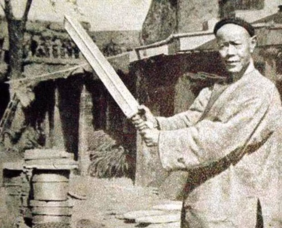 Theo lời kể của Đặng Hải Sơn, ông làm nghề đao phủ trong nhiều năm trước khi nhà Thanh diệt vong. Đến năm 1914, chính phủ đương thời công bố quy định dừng thi hành án chém đầu và đổi sang thi hành án tử bằng bắn súng.