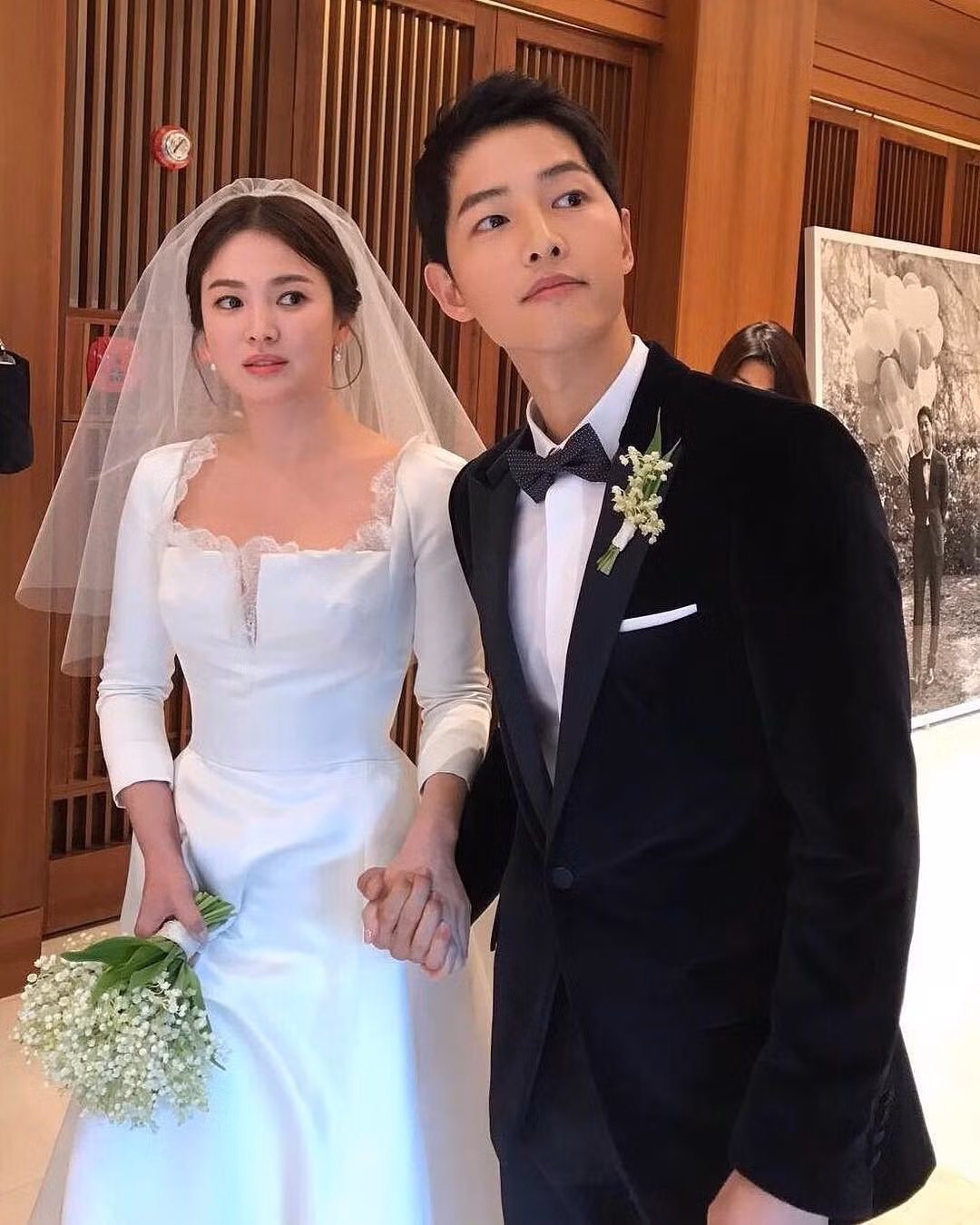 Song Hye Kyo và Song Joong Ki thành đôi sau khi hợp tác trong bộ phim truyền hình ăn khách Hậu duệ mặt trời (2016). Năm 2017, hai người tổ chức hôn lễ cổ tích trong sự chúc phúc của đông đảo người hâm mộ châu Á. Tuy nhiên, chuyện tình tưởng viên mãn lại nhanh chóng kết thúc vào năm 2019. Đến hiện tại, khi Song Joong Ki tái hôn với vợ ngoại quốc, nguyên nhân họ "đứt gánh" vẫn còn là ẩn số. Ảnh: AllKpop.