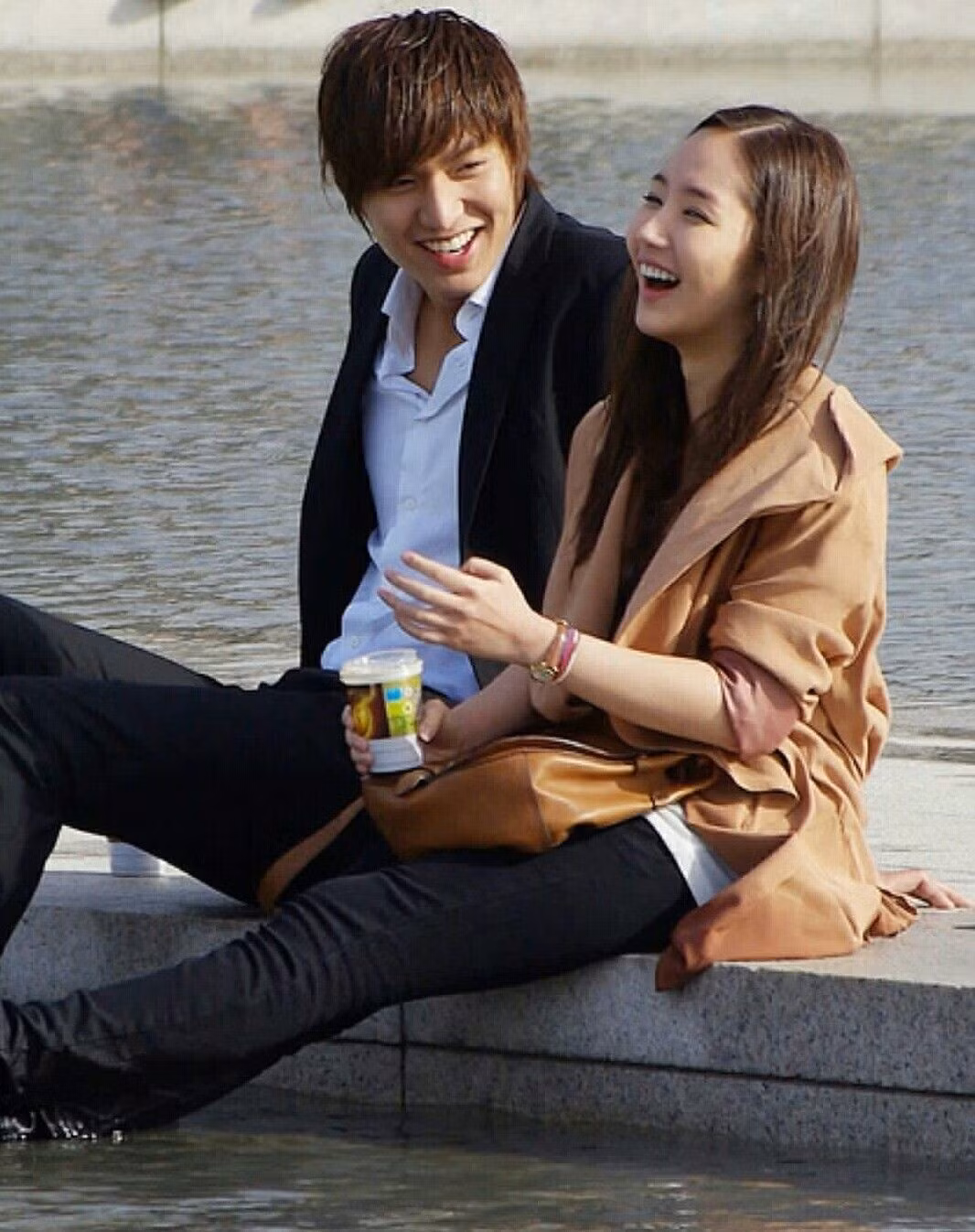 Lee Min Ho và Park Min Young đều là những diễn viên nổi tiếng của Hàn Quốc. Họ là bạn diễn trong City Hunter (2011). Theo tuyên bố của công ty quản lý, khi làm việc cùng nhau, hai ngôi sao nảy sinh tình cảm và quyết định tiến xa hơn. Như hầu hết cặp đôi “phim giả, tình thật” khác, họ nhanh chóng tan vỡ. Ngày 25/1/2012, công ty quản lý thông báo Lee Min Ho và Park Min Young kết thúc mối quan hệ do lịch trình bận rộn. Ảnh: SBS.