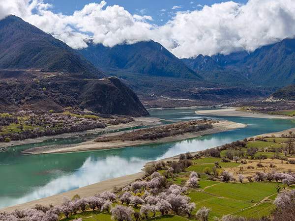 Với độ cao trung bình 4.500m so với mực nước biển, trên vùng núi Himalaya, Tây Tạng là cao nguyên cao nhất thế giới. Người Tây Tạng có gen khác biệt giúp họ có thể sinh sống ở độ cao lớn như vậy.