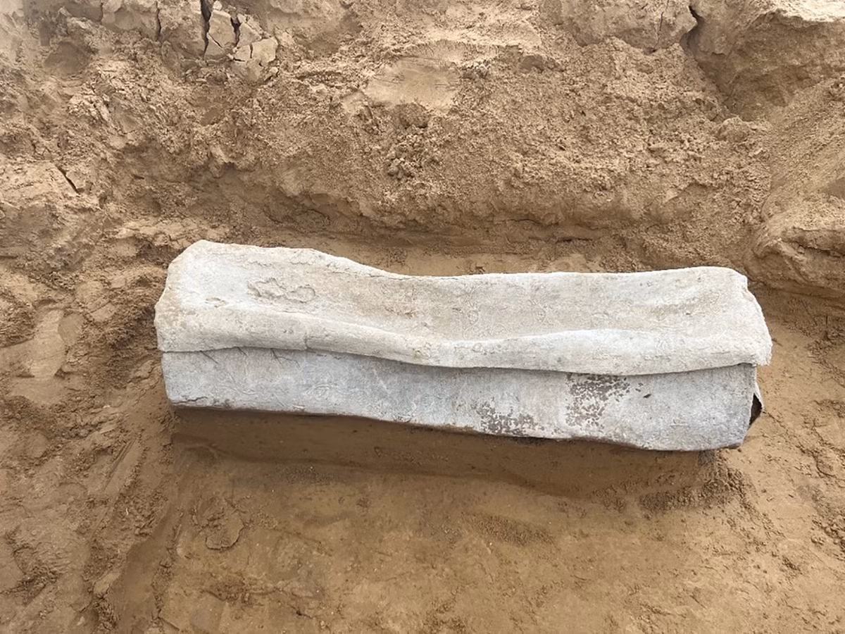 Các nhà nghiên cứu vẫn chưa mở được nắp quan tài bằng chì nên chưa thể biết được bên trong cất giấu bí mật gì.