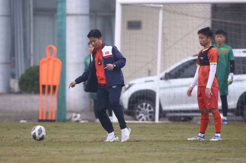Thay tro Hoang Anh Tuan tap huan UAE, quyet gianh ve choi World Cup