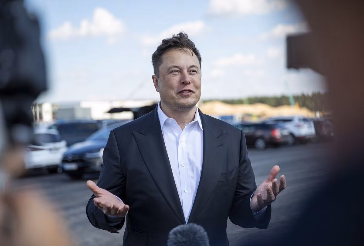 Trong một động thái khác, vào năm 2017, ông Elon Musk tham dự một hội nghị tại Dubai. Khi ấy, ông chia sẻ rằng, người ngoài hành tinh đang hiện diện trên Trái đất.