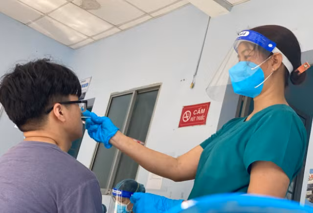 Cấm F0 ra khỏi nhà là không còn phù hợp - Hình 2 Cam F0 ra khoi nha la khong con phu hop-Hinh-2