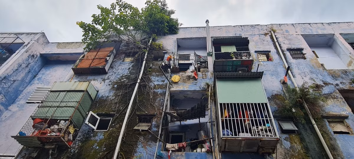 Nhiều người dân cho biết do diện tích mỗi phòng chỉ khoảng 30 m2 nên phải cơi nới thêm mới đủ nơi sinh hoạt cho gia đình 5-7 người.