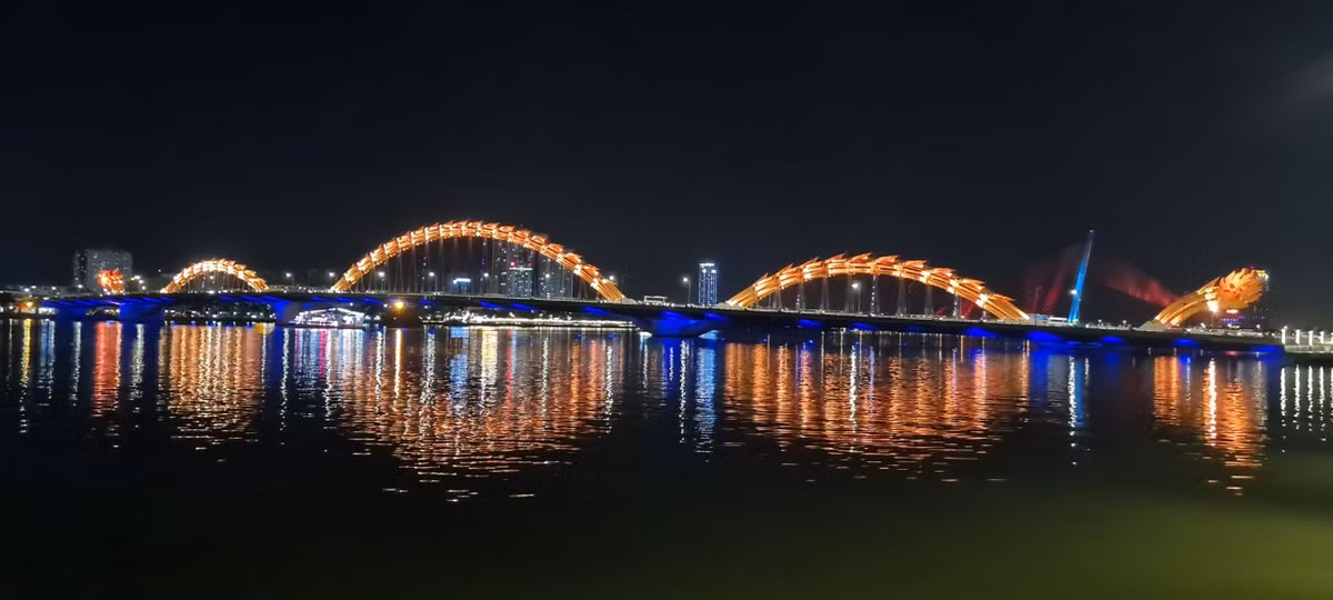 Đặc biệt, vào các buổi tối cuối tuần và các ngày lễ Tết, cầu Rồng còn có thể “phun mưa, thổi lửa” để phục vụ người dân và du khách.